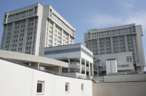 V bolnišnici Katinara je multidisciplinarni tim uspešno odstranil ogromno trebušno maso