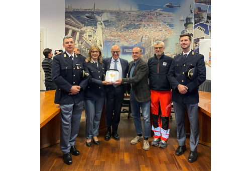 Consegna di un nuovo defibrillatore da parte di ASUGI per la palestra della Scuola Allievi Agenti della Polizia di Stato di Trieste
