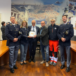 Consegna di un nuovo defibrillatore da parte di ASUGI per la palestra della Scuola Allievi Agenti della Polizia di Stato di Trieste