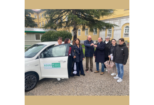 Predaja avtomobila, kupljenega z donacijo dobrodelnih ustanov Alberto in Kathleen Casali ETS, enoti za ambulantno nego in oskrbo na domu 0-18