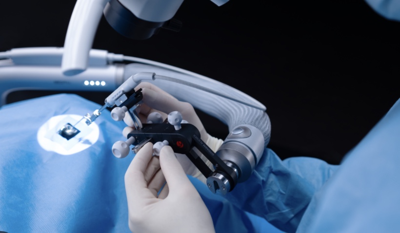 Clinica ORL di Trieste porta la microchirurgia del futuro in sala operatoria: orecchio bionico impiantato con braccio robotico