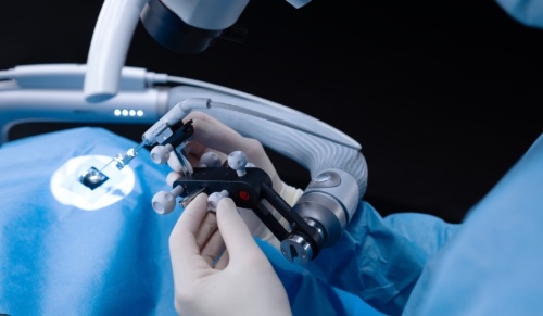 Clinica ORL di Trieste porta la microchirurgia del futuro in sala operatoria: orecchio bionico impiantato con braccio robotico