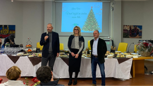 Izmenjava božičnih voščil med direktoji goriške bolnišnice in predstavniki Splošne bolnišnice Dr. Franca Derganca iz Šempetra