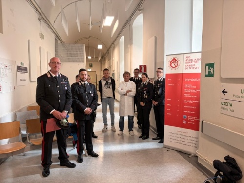Darovanje krvi pripadnikov karabinjerjev v bolnišnici Maggiore v Trstu